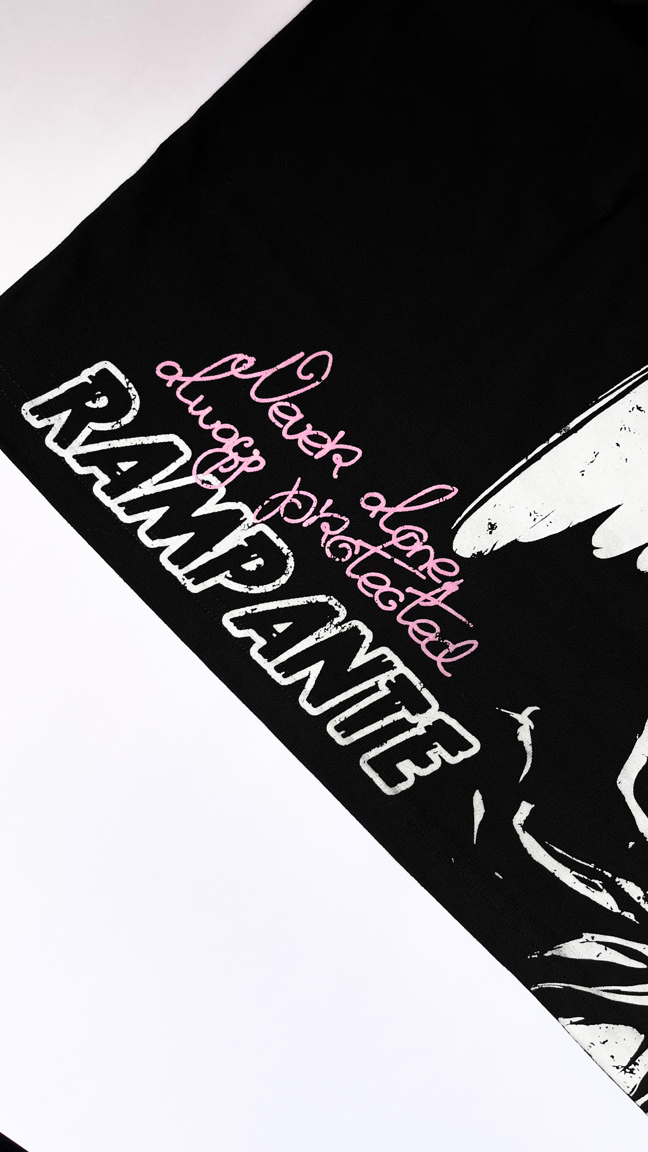 T-SHIRT BLACK (Never alone drop) - Vista 3