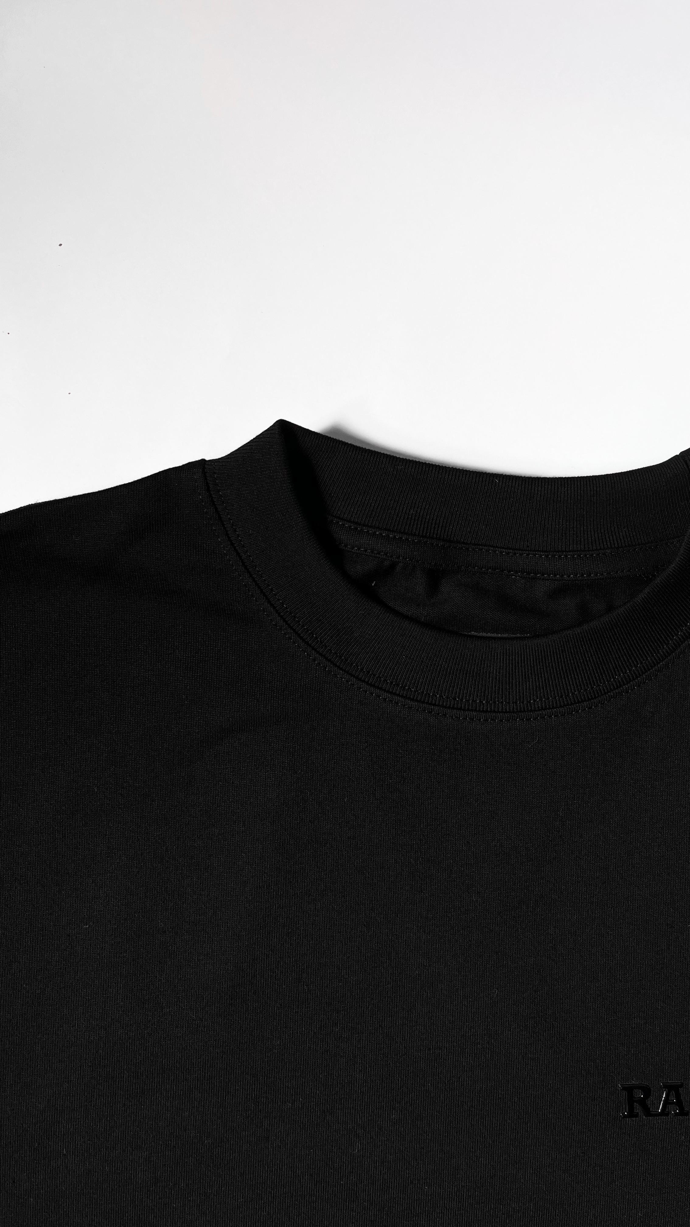 T-SHIRT BLACK (BASICS) Vista Alterna