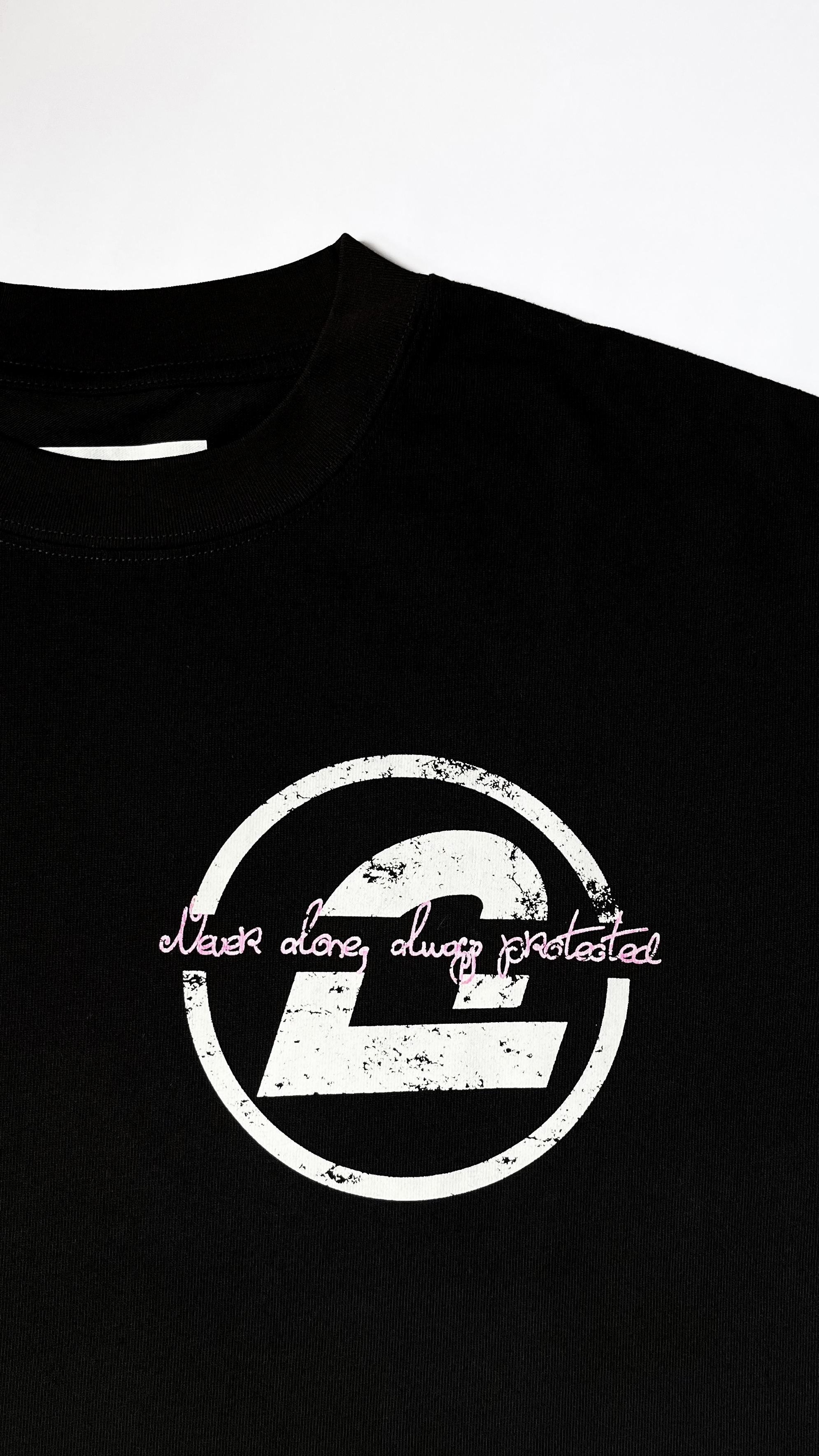 T-SHIRT BLACK (Never alone drop) - Vista 5